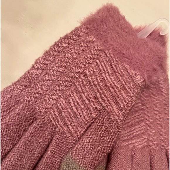 COPY - UGG PINK GLOVES NWT - Picture 3 of 4